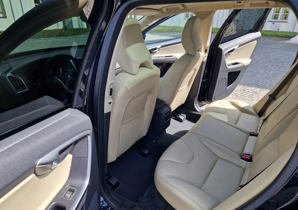 Volvo XC 60 cena 80000 przebieg: 125000, rok produkcji 2016 z Warszawa małe 79